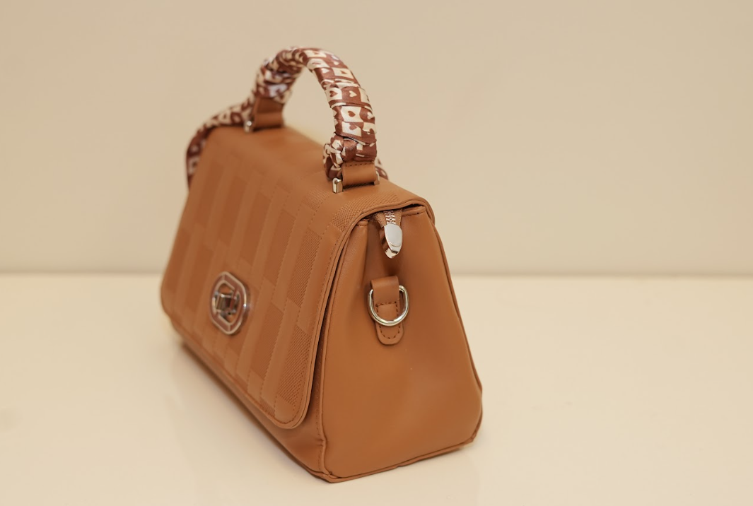 Café Luxe Edition – Caramel Grid Check Handbag